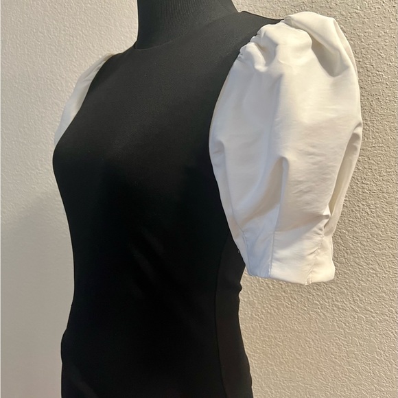 alice + olivia
Aubrey Puff Sleeve Crop Top - Picture 2 of 9